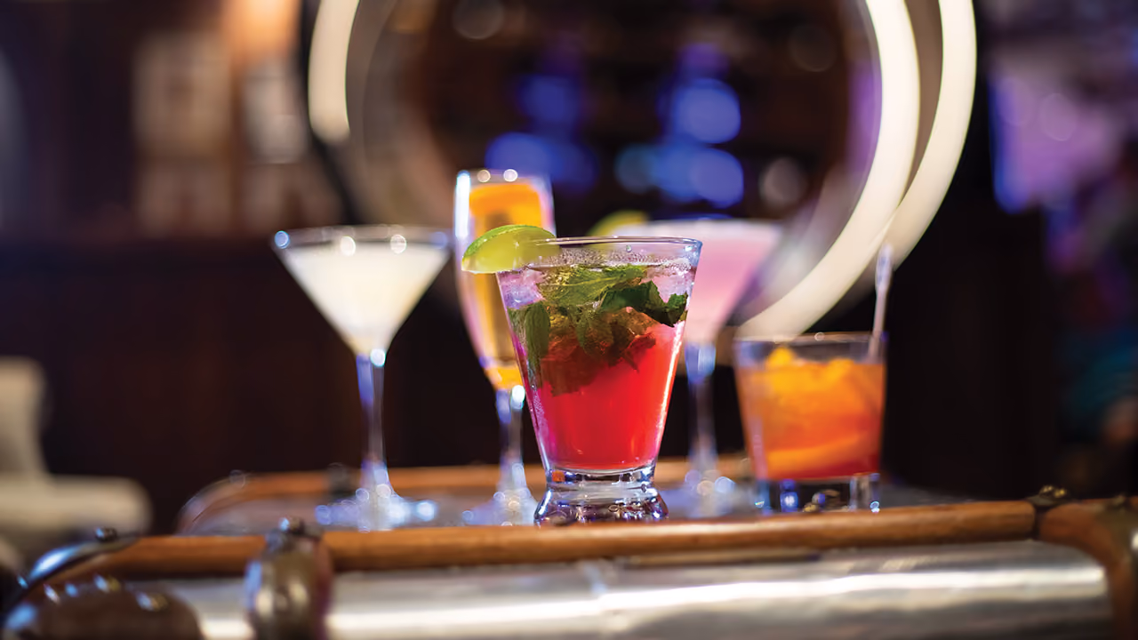 BARS & LOUNGES